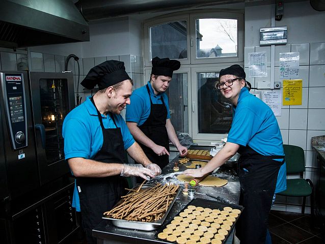 Troje młodych ludzi podczas pracy w kuchni
