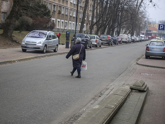 Kobieta przechodzi przez jezdnię w nieoznakowanym miejscu