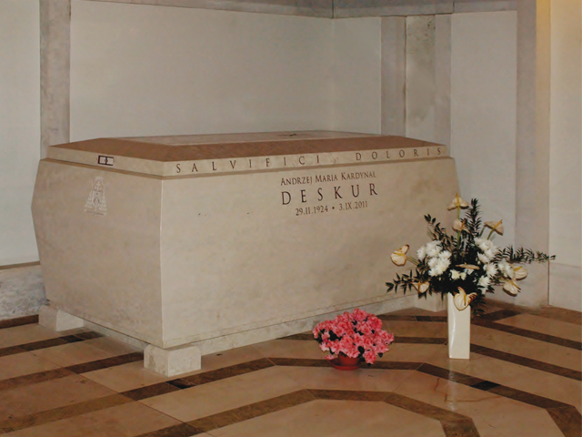 grobowiec z napisem: Andrzej Maria Deskur
