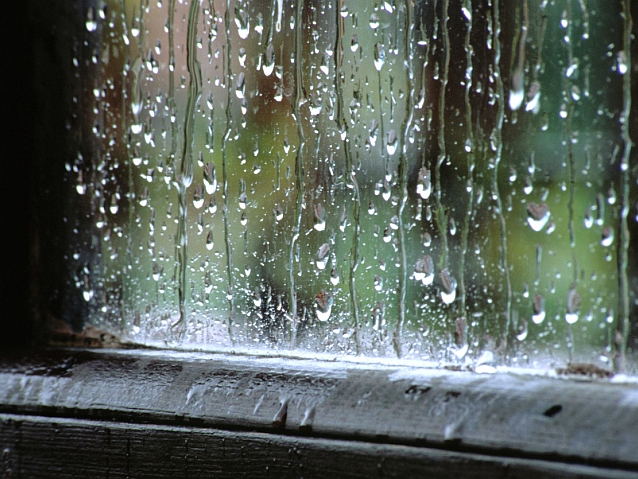 Krople deszczu spływające po szybie