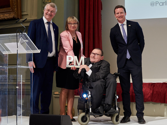 europoseł Marek Plura wraz trzema osobami podczas gali wręczenia nagród na najepszych posłów