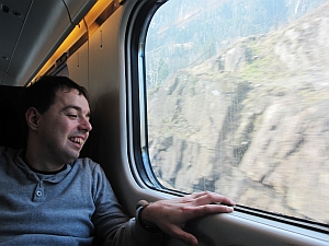 Filip Zagończyk patrzy przez okno pociągu