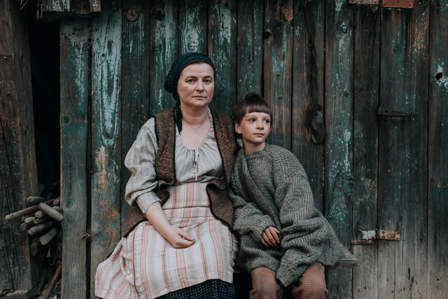 Od prawej: mama Agata Kosz (w tej roli Jowita Budnik) z synem Mietkiem (Cezary Grabowski)