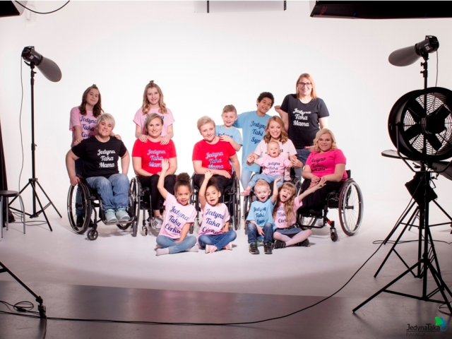 grupa kobiet na wózkach pozuje wraz z dziećmi do zdjęcia