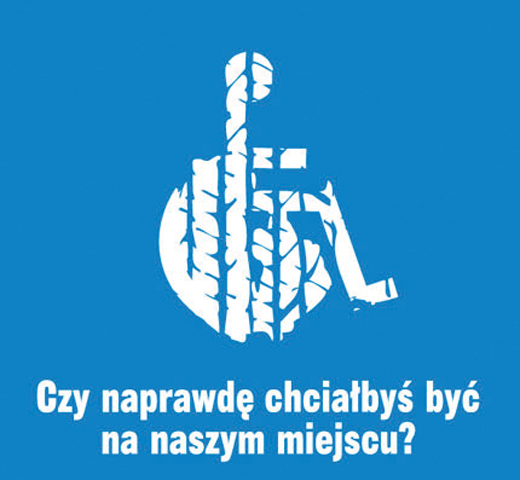 symbol osoby z niepełnosprawnością na niebieskim tle, symbolizującym kopertę parkowania