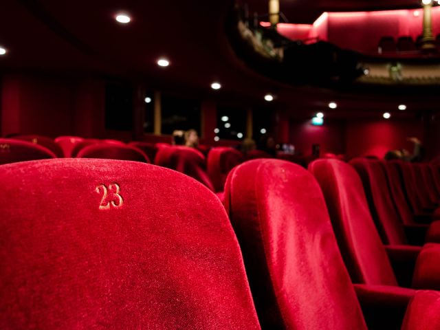czerwone fotele na sali kinowej