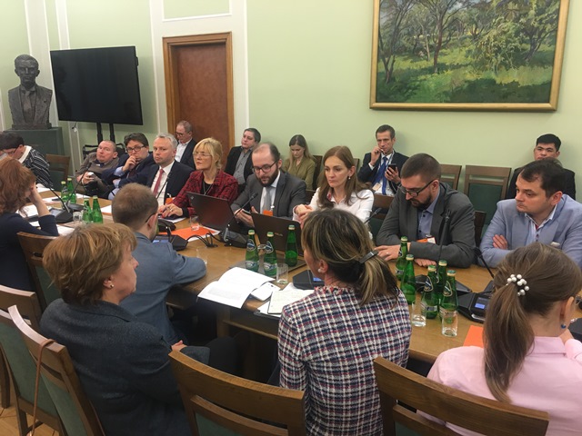 uczestnicy komisji w senacie siedzą przy stole w czasie debaty