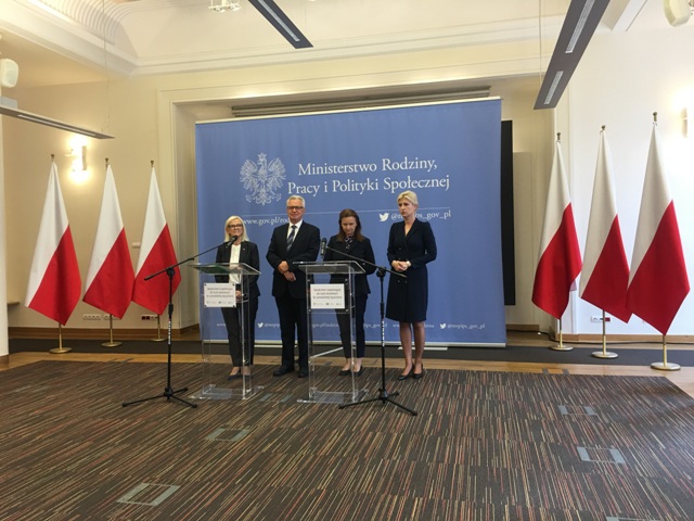 na konferencji przy mikrofonach stoją od lewej minister Borys-Szopa, minister Michałkiewicz, prof. Uścińska i dr Hadzik