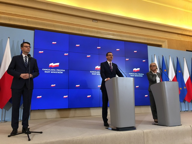 rzecznik rządu stoi po lewej stronie w środku premier Mateusz Morawiecki po prawej minister rodziny Bożena Borys Szopa