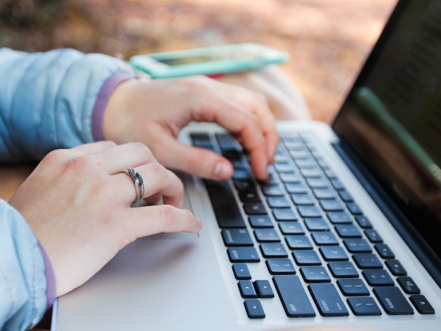 kobiece ręce piszą na klawiaturze laptopa