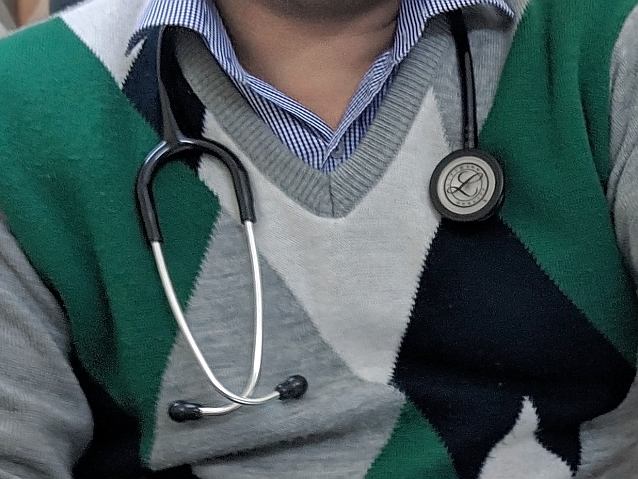 Mężczyzna ze stetoskopem na szyi