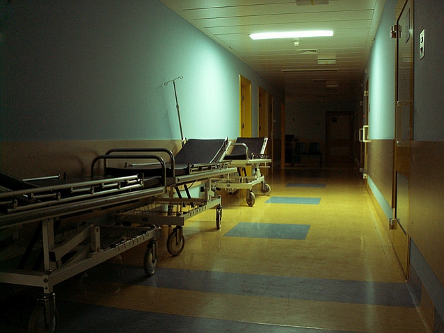 Puste łóżka na szpitalnym korytarzu