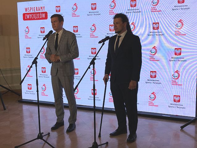 Przy mikrofonach stoją minister Witold Bańka i prezes PKPar Łukasz Szeliga. Za nimi wyświetlone loga obu instytucji