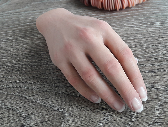 realistyczna proteza dłoni