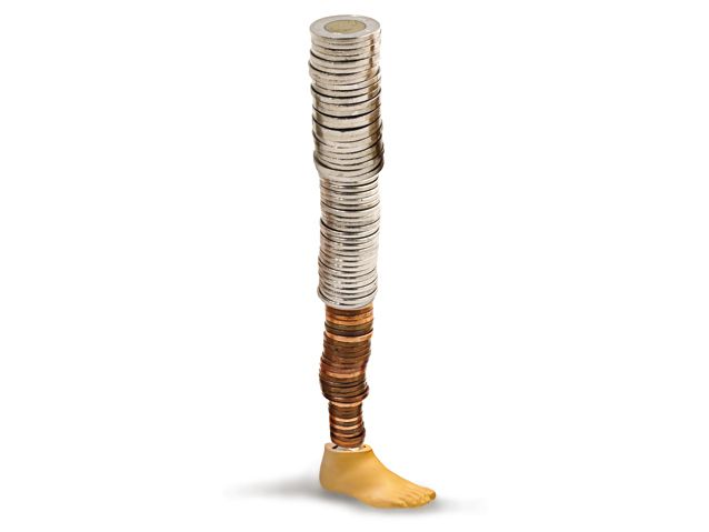 Proteza nogi zrobiona z leżących na sobie w słupku monet
