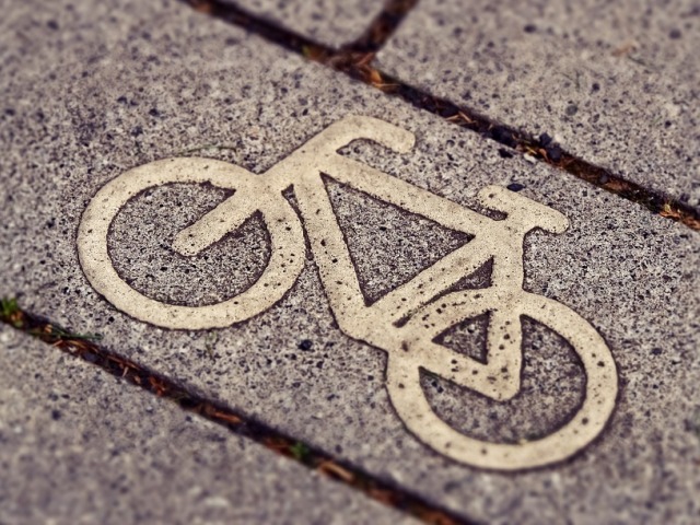 znak roweru na cegle