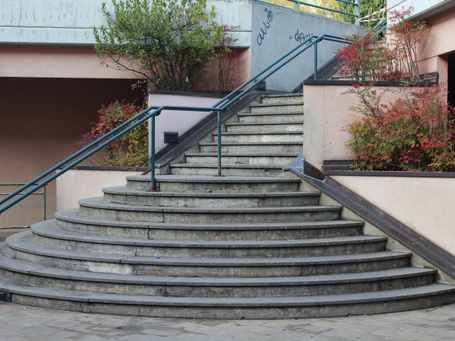 wysokie schody prowadzące do budynku