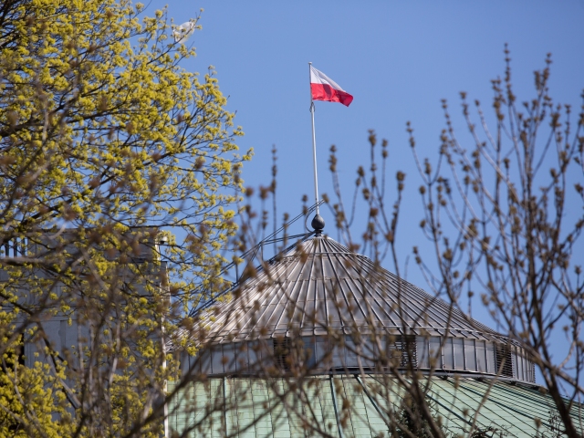 widok na budynek sejmu dach z flagą