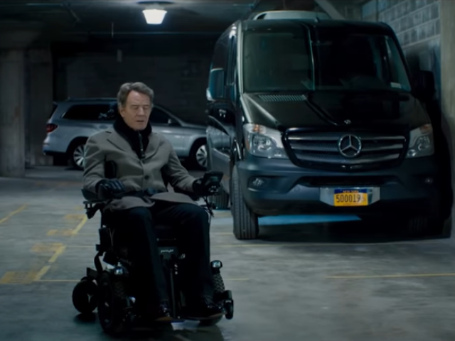 aktor Bryan Cranston w roli sparaliżowanego mężczyzny na wózku elektrycznym