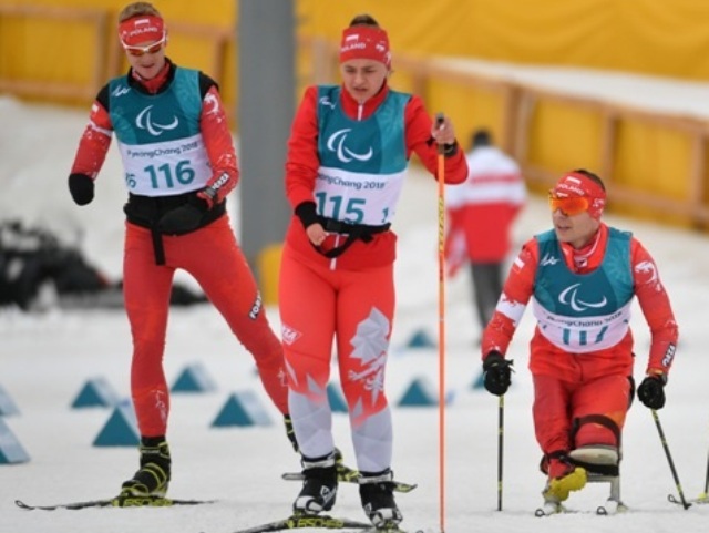 Od lewej: Witold Skupień, Iwona Faron, Kamil Rosiek na nartach