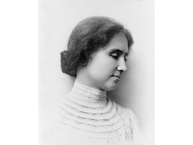 Czarno-białe zdjęcie profilu Heleny Keller