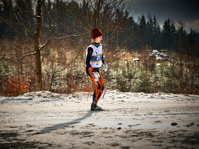 Ewelina Cybulska podczas ćwiczeń na śniegu w stroju sportowym