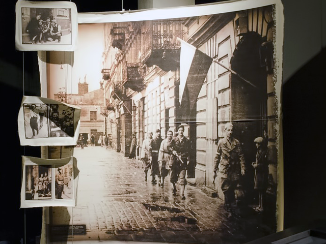 zdjęcia z Muzeum Powstania Warszawskiego. Na głównym, największym zdjęciu są młodzi Polacy z pistoletami, idący ulicą