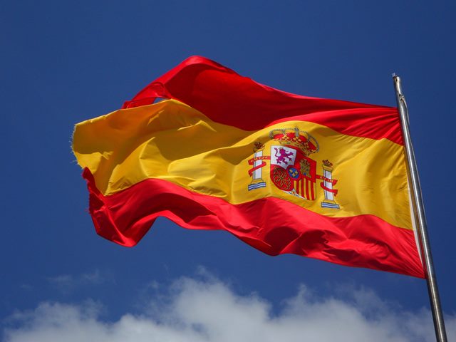 hiszpańska flaga powiewa na tle nieba