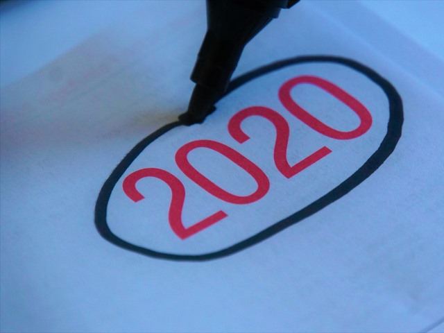 czerwony napis 2020 zakreślony czarnym flamastrem