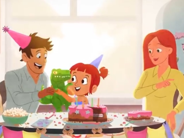 printscreen ze spotu kreskówka tata i mama w środku dziecko na stole tort urodzinowy