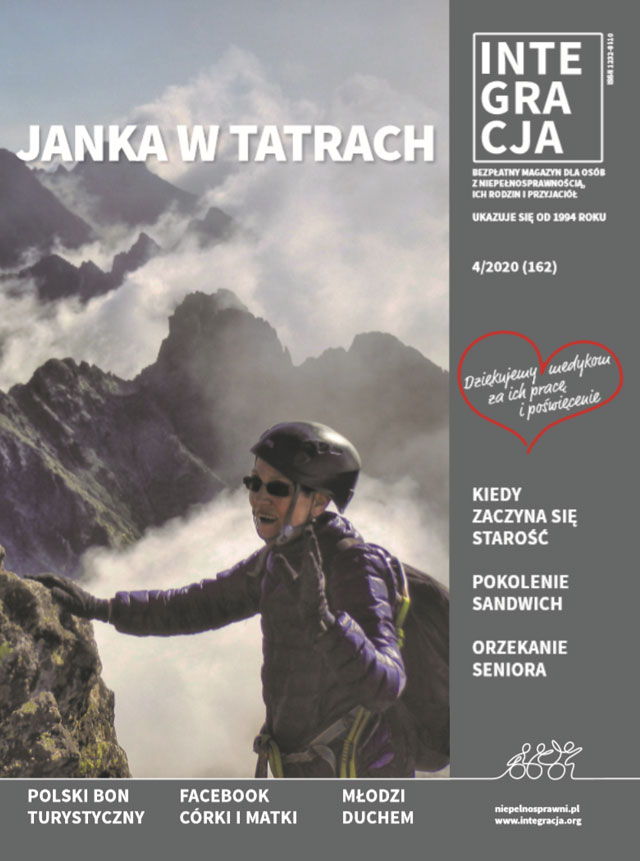 okładka nowego magazynu Integracja: starsza kobieta w kasku i zimowej sportowej kurtce wchodzi na szczyt góry, w tle chmury i góry