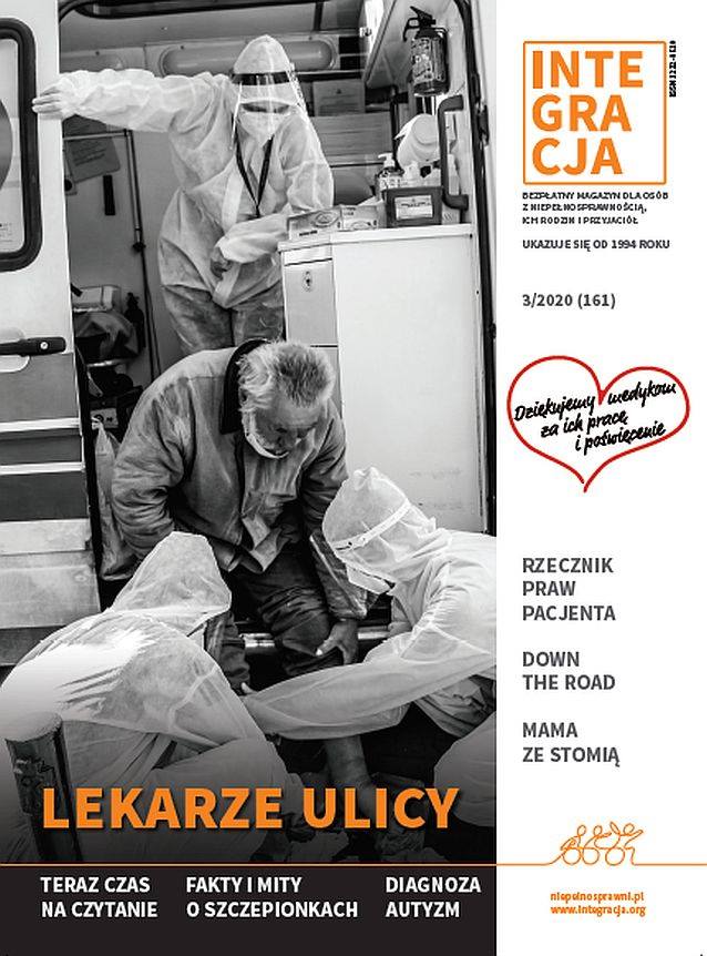 Okładka magazynu Integracja. Na okładce zdjęcie ambulansu pogotowia, przed którym dwoje lekarzy w białych kombinezonach ogląda opuchnięte nogi bezdomnego mężczyzny. Tytuł: lekarze ulicy