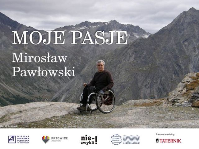 zdjęcie mirosława pawłowskiego na wózku w górach i napis moje pasje Mirosław Pawłowski na dole loga