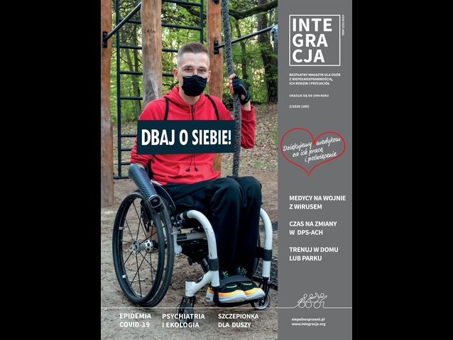 Okładka magazynu Integracja. Na zdjęciu młody mężczyzna w maseczce na wózku, trzyma zwisającą linę na placu do treningów. Napis brzmi: dbaj o siebie!