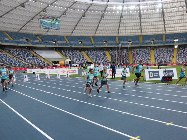 zawodnicy olimpiad podczas biegu na stadionie