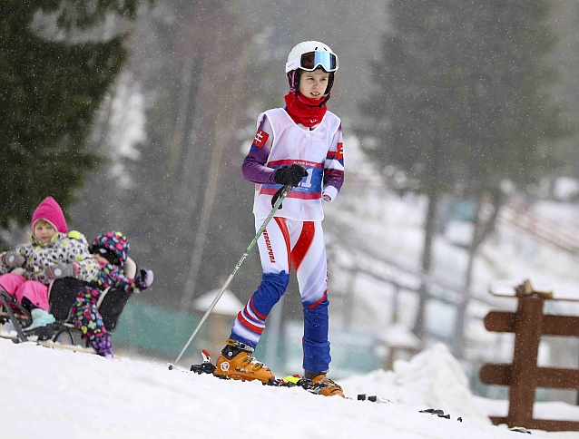 Młody zawodnik z niewykształconą lewą ręką na trasie biegu narciarskiego