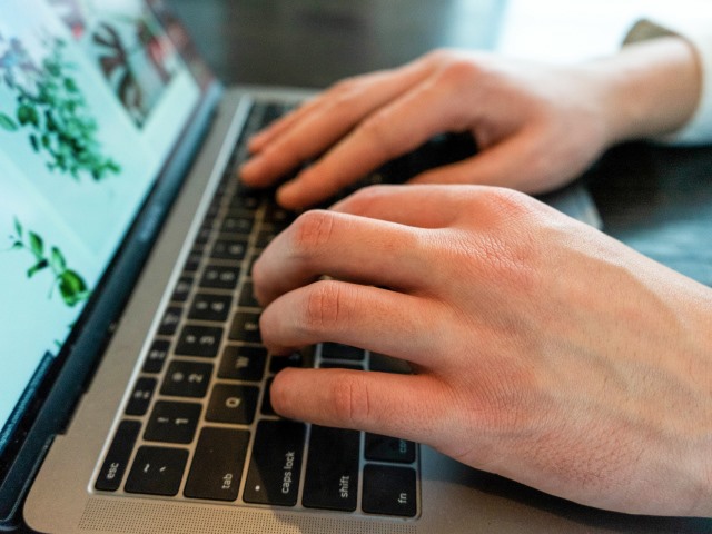 męskie ręce na klawiaturze laptopa