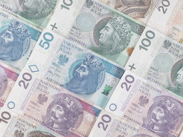 równo ułożone w trzech rzędach polskie banknoty o różnych nominałach