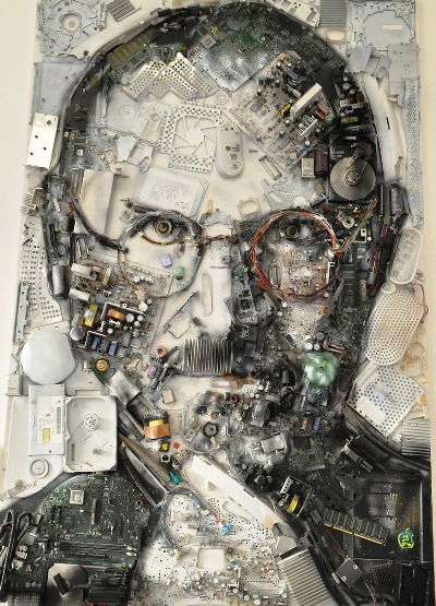 ułożona z części komputerowych podobizna Steva Jobsa