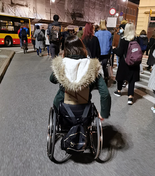 kobieta na wózku w czasie protestów kobiet