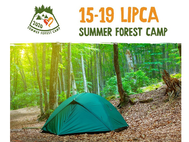 namiot rozłożony w lesie, wyżej napis 15-19 lipca Summer Camp