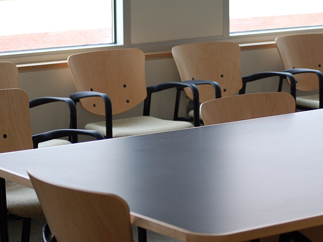 Klasa w szkole. Stół i puste krzesła