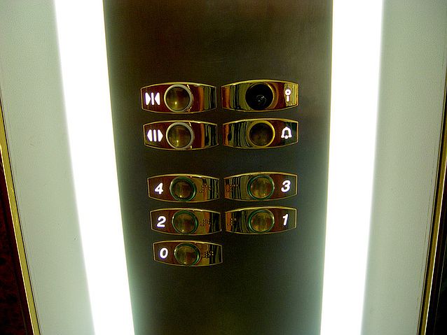 Panel z przyciskami w windzie, piętra od 0 do 4