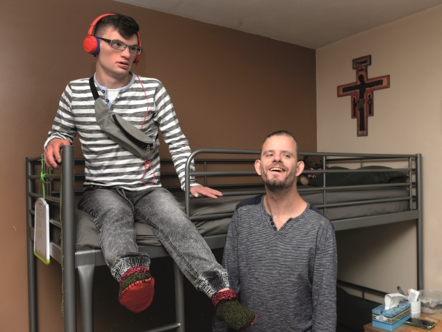 dwóch młodych mężczyzn z niepełnosprawnością intelektualną