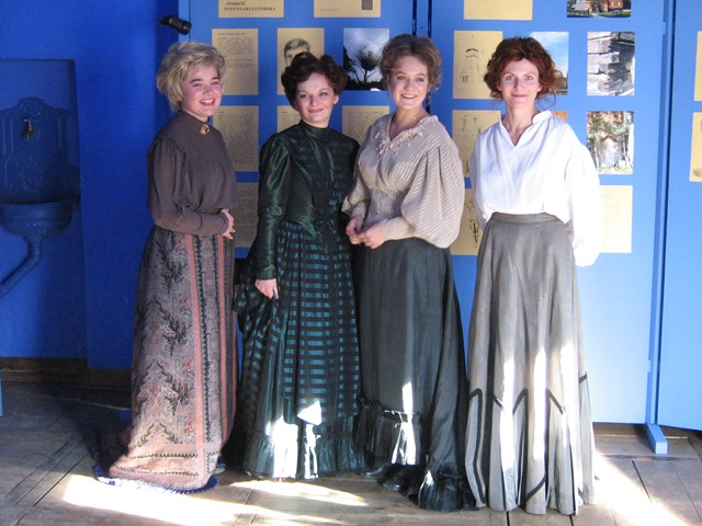 cztery uśmiechnięte kobiety w strojach z epoki Wyspiańskiego pozują do zdjęcia