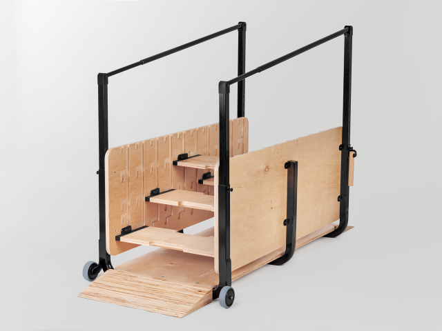 drewniane urządzenie na kółkach z trzema schodkami i ramami do trzymania