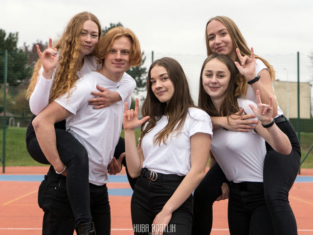 piątka uczniów, pokazujących gest "kocham cię" w polskim języku migowym