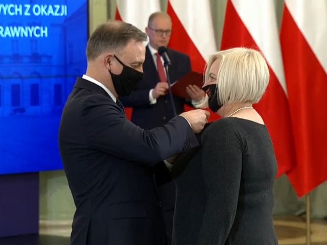 Ewa Pawłowska otrzymuje Złoty Krzyż Zasługi od prezydenta Andrzeja Dudy