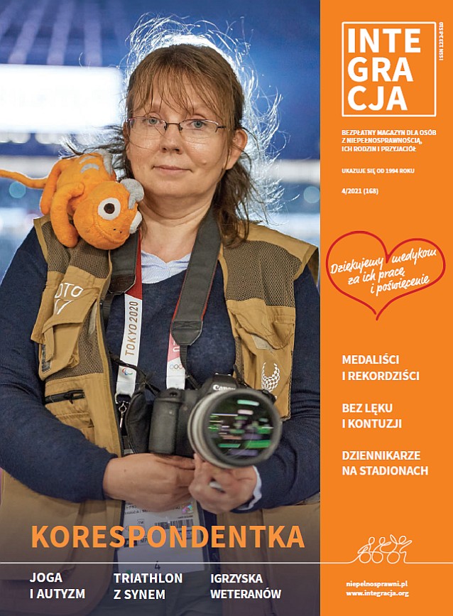 Okładka magazynu Integracja. Na okładce zdjęcie fotoreporterki z pomarańczowym kameleonem na ramieniu i napis: korespondentka