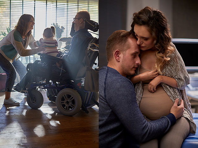 dwa zdjęcia. Po lewej kobieta młoda roześmiana kobieta bierze małe dziecko z kolan młodego mężczyzny na wózku elektrycznym. Po prawej młoda kobieta w ciąży. Ma niewykształcone ręce. Siedzi na kolanach młodego mężczyzny, który przytula twarz do jej szyi i piersi